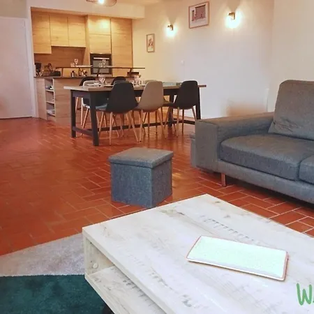Modern Triplex - Center Apartment *