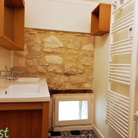 Modern Triplex - Center Apartment *
