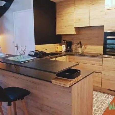 Modern Triplex - Center *