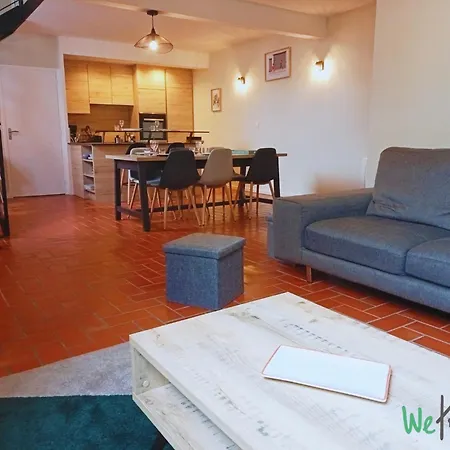 Modern Triplex - Center Apartment *