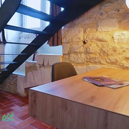 Modern Triplex - Center Apartment